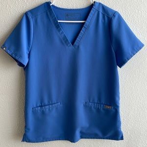 Figs Casma Three Pocket Scrub Top in Small in Ceil Blue